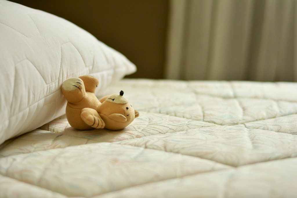 Colchón, almohada y oso